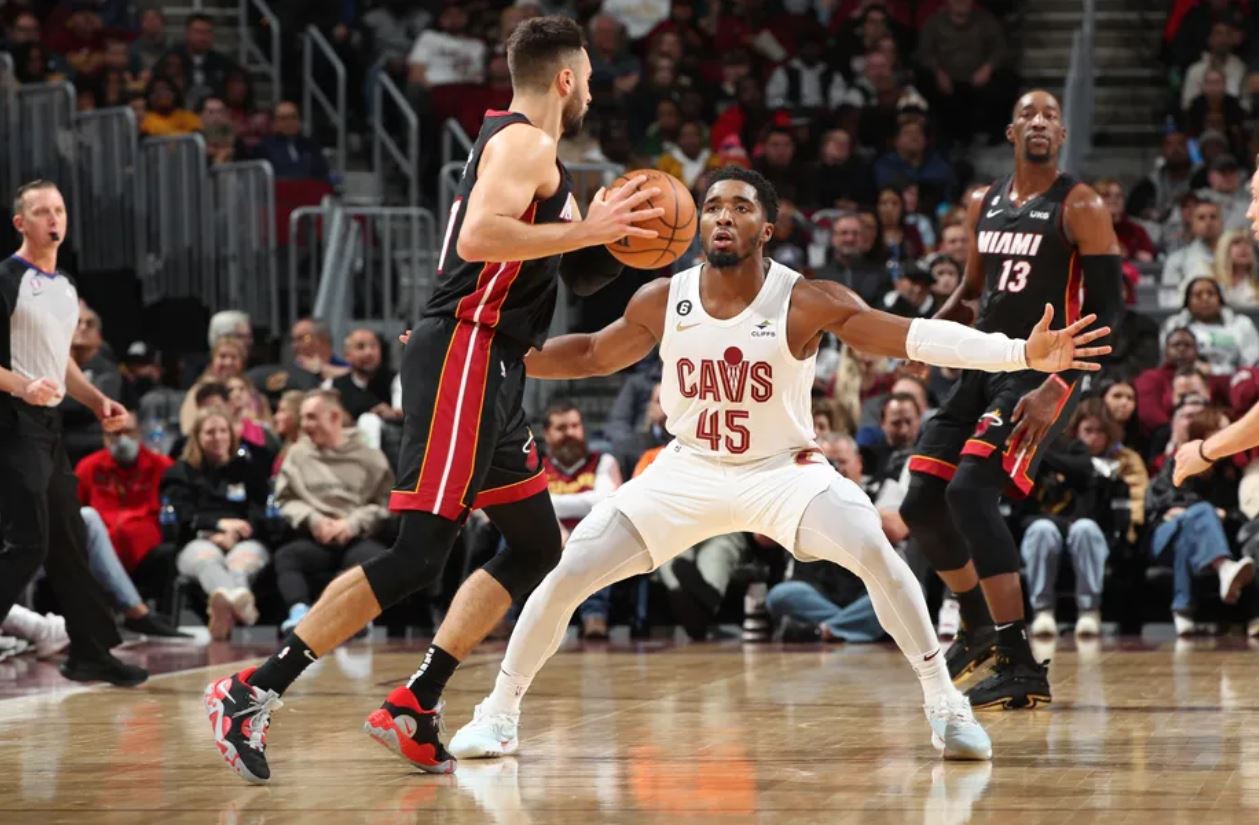 NBA／巴特勒化身勇士教練「畫戰術」 格林：他有一種氣場.